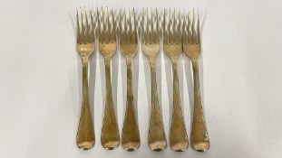 A SET OF 6 ANTIQUE SOLID SILVER TABLE FORKS,