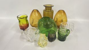 A GROUP OF STUDIO GLASS VASES AND A TANKARD TO INCLUDE SKLO UNION & MURANO EXAMPLE (10 PIECES).