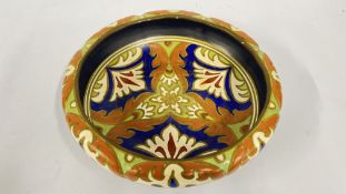 A LARGE GOUDA 'ALI' BOWL, SIGNED DIAM 26.5CM.
