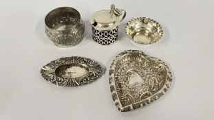 A SMALL SILVER MUSTARD POT AND BLUE GLASS LINER, BIRMINGHAM ASSAY, SMALL SILVER SALT,