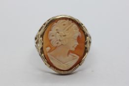 A 9CT GOLD CAMEO RING.