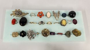 A GROUP OF 25 ASSORTED COSTUME RINGS TO INCLUDE STONE SET EXAMPLES.