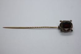 AN ANTIQUE YELLOW METAL STICK PIN IN A FITTED VINTAGE BOX.