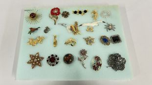A GROUP OF 25 ASSORTED COSTUME BROOCHES TO INCLUDE STONE SET & ENAMEL EXAMPLES.