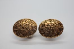 A PAIR OF VINTAGE ENGRAVED YELLOW METAL DRESS STUDS IN A VINTAGE BOX.