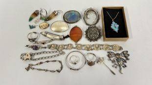 A GROUP OF MODERN AND VINTAGE SILVER AND WHITE METAL JEWELLERY TO INCLUDE MOTHER OF PEARL BROOCH,