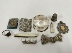 A SELECTION OF SILVER & WHITE METAL ITEMS TO INCLUDE FRUIT KNIFE, FILIGREE BROOCH, NAPKIN RING ETC.