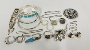 A GROUP OF SILVER AND WHITE METAL JEWELLERY TO INCLUDE A GATE BRACELET, BANGLE, MARCASITE RING ETC.