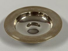 A SOLID SILVER ARMADA DISH, LONDON 1971 MAKER A & CO LTD DIAM 10.8CM.