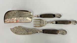 A VINTAGE THREE PIECE HORN HANDLED SERVING SET THE SILVER MOUNTS MARKED LONDON ASSAY MAKE W.Y.