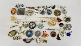APPROX 38 VINTAGE BROOCHES TO INCLUDE STONE SET EXAMPLES.