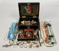 AN ANTIQUE JEWELLERY BOX AND CONTENTS TO INCLUDE VINTAGE GLASS BEADED NECKLACES,
