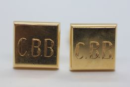 A PAIR OF YELLOW METAL CUFF LINKS BEARING ENGRAVED MONOGRAM (POORLY STAMPED 750).