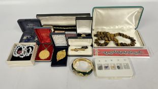 A TRAY OF BOXED COSTUME JEWELLERY TO INCLUDE TIE CLIP, MALLORCA SIMULATED PEARLS ETC.