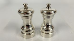 A PAIR OF SILVER PETER PIPER PEPPER MILLS, LONDON 1993.