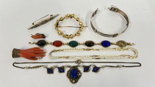 AN ELABORATE VINTAGE GILT BROOCH / SCARF PIN DEPICTING ENTWINED SNAKES WITH POLISHED HARDSTONE EYES,