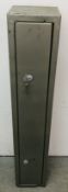 A STEEL TWO GUN SECURITY CABINET WITH KEYS.