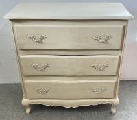 A MODERN CONTINENTAL DESIGN CREAM PAINTED 3 DRAWER CHEST, W 96 X D 46 X H 101CM.