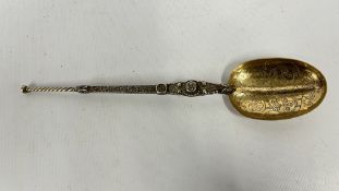 AN ANTIQUE SILVER GILT CORONATION / ANOINTING STYLE SPOON, LONDON 1902, RUBBED MAKERS MARK.