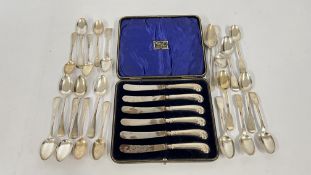 A GROUP OF 21 X ASSORTED SILVER SPOONS VARIOUS DATES AND MAKERS + A CASED SET OF 6 SILVER HANDLED