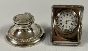 A DECORATIVE SILVER INKWELL WITH CLEAR GLASS LINER,