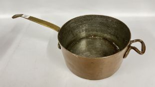 A LARGE VINTAGE COPPER SAUCEPAN DIAMETER 31.5CM, HEIGHT 15.5CM.
