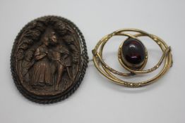 ANTIQUE BROOCH OF TWO LOVERS AND A FURTHER VINTAGE GILT BROOCH, LACKING PIN.