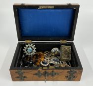 A VICTORIAN CASKET WITH A GROUP OF VICTORIAN AND LATER JEWELLERY TO INCLUDE BROOCHES,