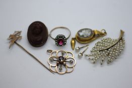 A GROUP OF VINTAGE JEWELLERY TO INCLUDE A DRESS RING MARKED 9KT, YELLOW METAL OPEN WORK PENDANT,