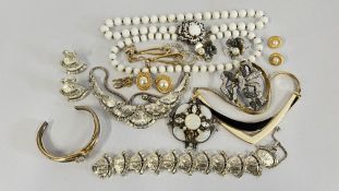 A TRAY OF DESIGNER JEWELLERY TO INCLUDE MIRIAM HASKELL, TRIFARI, KJ LANE & HOLLYWOOD EXAMPLES.
