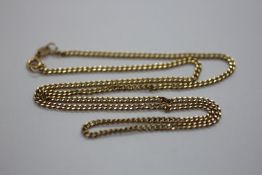 A 9CT GOLD FINE CURB LINK NECKLACE, LENGTH 46CM.