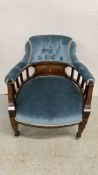AN EDWARDIAN BUTTON BACK TUB CHAIR.