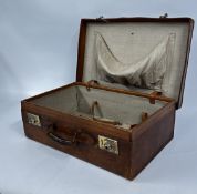A VINTAGE BROWN LEATHER SUITCASE.