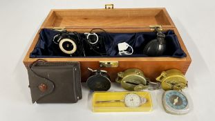 A GROUP OF VINTAGE COMPASSES TO INCLUDE MILITARY EXAMPLES, BUSCA AND ENGINEER AND A HUNGARIAN ARMY,