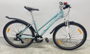 A GIRLS GIANT REVEL W 21 SPEED BICYCLE.