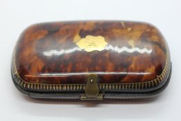 AN ELEGANT ANTIQUE TORTOISE SHELL AND GILT COIN PURSE.