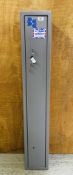 A BRATTONSOUND 3 GUN STEEL SECURITY CABINET WITH KEYS,