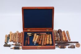 A COLLECTION OF LOADING ACCESSORIES INCLUDING POWDER MEASURES AND VARIOUS GAUGE COMPACTING TOOLS +