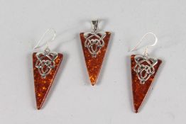 A PAIR OF SILVER AND AMBER DROP EARRINGS.