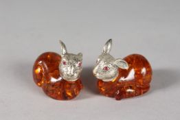 A PAIR OF AMBER STYLE RABBITS.