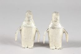 A SMALL PAIR OF PENGUIN SALTS AND PEPPERS. 3ins high.