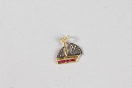A SMALL GOLD AND DIAMOND BOAT PENDANT.