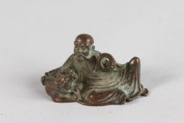 A JAPANESE BRONZE SCHOLAR AND FOO DOG. 2.75ins high.