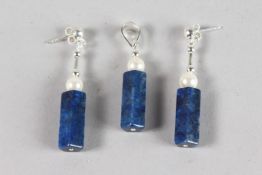 A PAIR OF SILVER AND LAPIS PEAR SHAPED EARRINGS AND PENDANT.