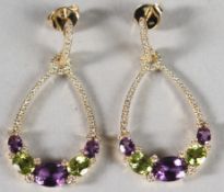 A PAIR OF 18CT YELLOW GOLD, AMETHYST AND PERIDOT DROP EARRINGS.