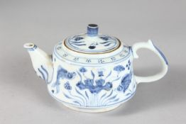 A CHINESE BLUE AND WHITE PORCELAIN TEAPOT. Spout to handle 15cms.