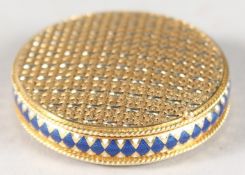 A SUPERB GOLD AND LAPIS CIRCULAR PATCH BOX, a mirror in the inside of the lid. 4cms diameter. Weight