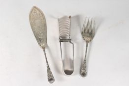 A PAIR OF FISH SERVERS AND ASPARAGUS TONGS.