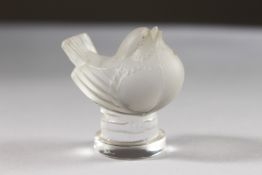 A SMALL LALIQUE CHUBBY BIRD. Etched Lalique, France. 1.75ins high.