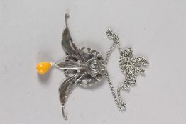 A SILVER AND AMBER DECO STYLE NECKLACE.